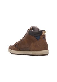 Zapatilla alta de cuero marrón con paneles texturizados, suela de goma beige, cuello acolchado y detalle de cuadros en el talón.