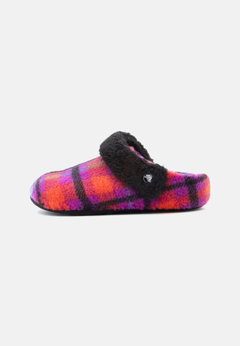 Chausson flou à enfiler avec un motif en tartan orange, rose et violet et une sangle en fourrure noire sur le dessus, vu de côté.