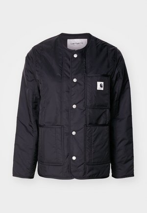 Svart, quiltet jakke med rund hals, trykknapper, en lomme med klaff, og synlige sting. Har en logo på lommen. Glatt tekstur.