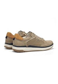 Zapatillas beige con acentos de cuero marrón, paneles de malla y suela de goma. Cuenta con un diseño de cordones y un ribete en contraste azul marino a lo largo del borde.