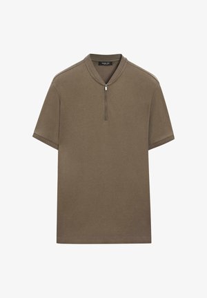 Koszula z krótkim rękawem w kolorze oliwkowym z kołnierzem na półzamek i gładką, jednolitą fakturą tkaniny.