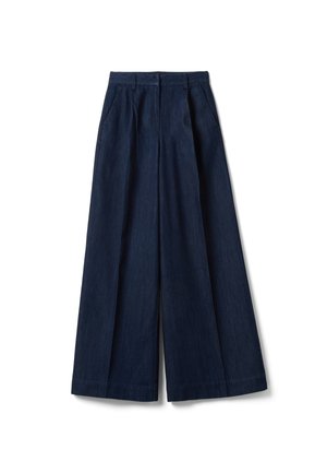 Weit geschnittene dunkelblaue Jeanshose mit Gürtelschlaufen, Seitentaschen, Frontreißverschluss und Knopfverschluss, flach auf weißem Hintergrund liegend.