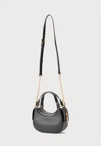 Bolsa de ombro em couro preto com forma curva, corrente e alça em tom dourado, duas pegas e detalhe com fecho éclair de um lado.
