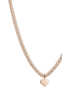 Collana in oro rosa con design spesso e intrecciato, decorata con un pendente a forma di cuore geometrico con superficie sfaccettata.