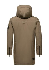 Jachetă lungă de exterior, de culoare khaki, cu glugă, având două fermoare laterale, o patch pe mâneca stângă și o buclă la gât pentru agățare.