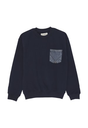 Felpa blu navy con colletto a girocollo e polsini a costine, dotata di una tasca sul petto in denim con dettagli a motivo triangolare.
