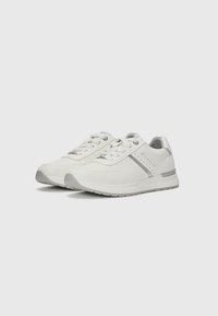 Hvite sneakers med grå detaljer, med en glatt lær overdel, teksturert grå såle og sølvmetallic snøring. Minimalistisk design.