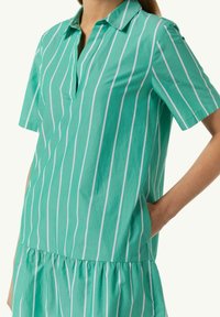 Grünes Hemdkleid mit kurzen Ärmeln, das weiße vertikale Streifen, einen Kragen und eine lockere Passform mit einem gerafften Taillendetail aufweist.