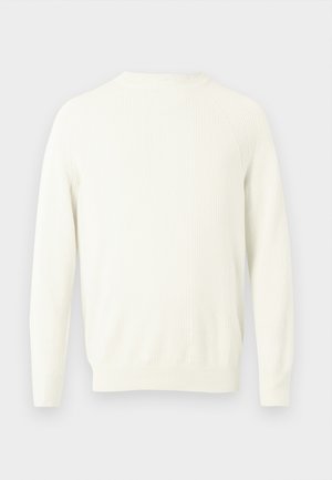 Hvit ribbestrikket genser med lange ermer og rund hals. Har subtil tekstur og elastiske mansjetter og hemkant. Bakfra sett.