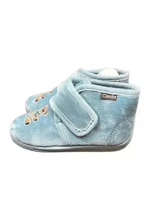 Chaussures souples bleues pour bébé avec des bandes velcro et une petite broderie d’animal sur le devant, vues de côté sur un fond blanc.