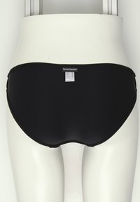 Slip bikini neri con una texture liscia e opaca. Presentano un design semplice e un'etichetta con il nome del marchio e le informazioni sulla taglia posizionata sul retro.