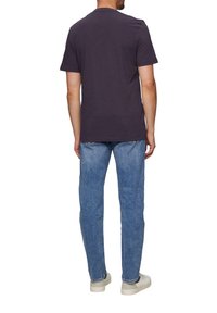 s.Oliver MIT FLAMMSTRUKTUR - T-Shirt print - aubergine