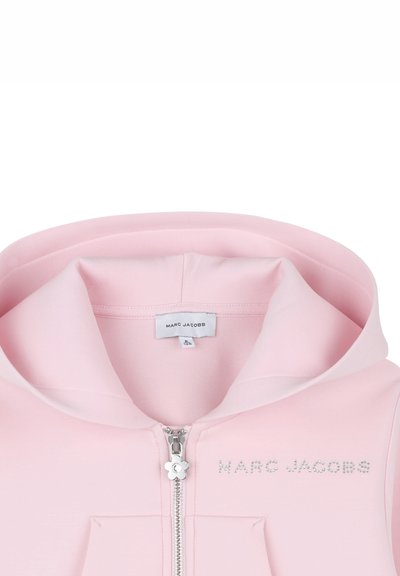 Roze hoodie met ritssluiting en capuchon, voorzien van een voorzak en de tekst "MARC JACOBS" in strasssteentjes. Gladde stof met een elegant ontwerp.
