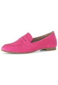 Roze suède loafers met een platte zool en een gestikt bandjesontwerp over de wreef. Ronde neus en lage hak.