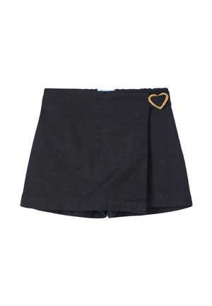 Pantaloni shorts neri con una trama intrecciata, caratterizzati da un design con pieghe laterali e un accento a forma di cuore dorato sulla vita.