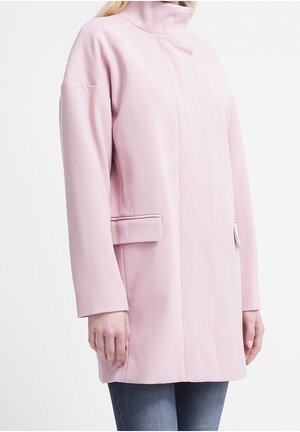 Chaqueta rosa claro con un cuello alto, mangas largas y bolsillos laterales. Está hecha de una tela texturizada con un diseño recto.