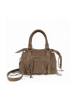 Sac à main en suède marron avec deux poignées courtes et une bandoulière amovible. Comprend des détails en métal et une poche zippée à l'avant avec des franges.