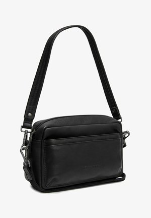 Sac à main en cuir noir avec une longue bandoulière, forme rectangulaire, poche avant et compartiment principal zippé.