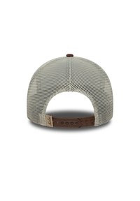 Καπέλο snapback με δερμάτινο λουράκι σε ταμπά χρώμα, πλέγμα πίσω σε ανοιχτό γκρι με διαμάντι σχέδια, στρογγυλεμένο σχήμα και μικρή ετικέτα μάρκας.