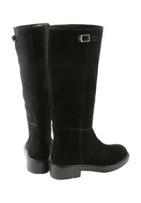 Bottes noires en suede montant jusqu'au genou avec une semelle plate, bénéficiant d'un petit accent de boucle sur le côté et d'une texture lisse avec des coutures verticales.