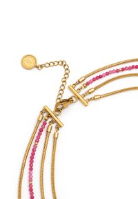 Pulsera de múltiples hilos en tono dorado con eslabones lisos y texturizados, que presenta acentos de cuentas rosas y un cierre de palanca con un charm de logotipo.