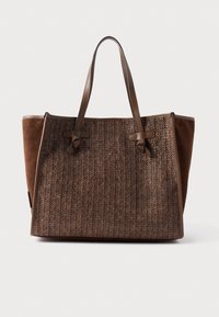 Hnedá taška na rameno s textúrovanou tkaninou so vzorom rybej kostry, semišovými stranami a pevnými koženými rukoväťami. Priestranná so štruktúrovaným tvarom.