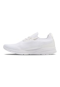 Hvide atletiske sneakers med en mesh-overdel, snørebånd fortil, polstret krave og teksturerede detaljer, der har en let sål og strop.