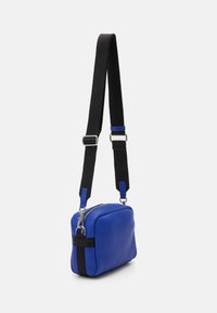 Tommy Jeans ARCHIVE CAMERA BAG - Bandolera - bright blue