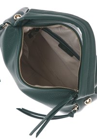 Borsa a tracolla in pelle verde a pallini con dettagli in zip dorati. L'interno ha un rivestimento chiaro, cerniere e accentuazioni con frange laterali.