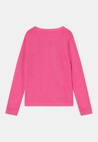 Rosa stickad tröja med långa ärmar, rund halsringning och ribbade muddarna och nederkant. Slät textur med en subtil lyster genom hela plagget.