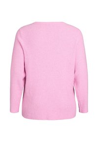 Ružový rebrovaný sveter s okrúhlym výstrihom a dlhými rukávmi. Materiál vyzerá mäkko a má textúru, pričom zobrazuje jednoduchý a klasický dizajn.