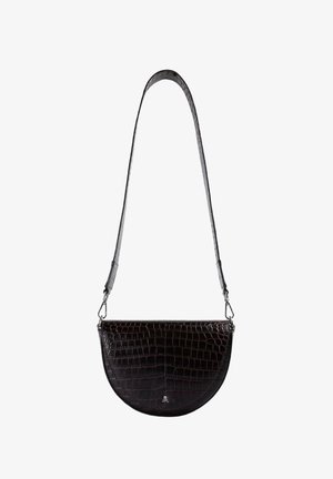 Bolso de hombro de cuero negro con relieve de croc en forma de media luna, con un acabado texturizado y una correa delgada ajustable, que presenta herrajes de plata.