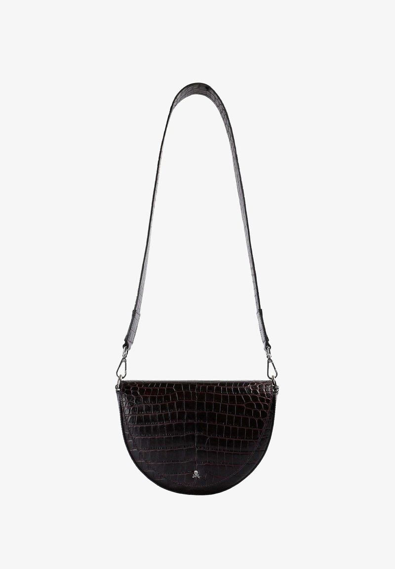 Bolso de hombro de cuero negro con relieve de croc en forma de media luna, con un acabado texturizado y una correa delgada ajustable, que presenta herrajes de plata.