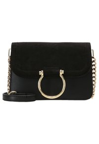Borsa a tracolla nera in pelle con pattina in camoscio, un anello in metallo dorato come accentuazione e una tracolla a catena. Forma rettangolare compatta.