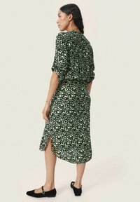 Soaked in Luxury ZAYA - Päevakleit - medium green leaf print