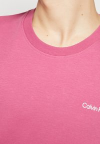 Calvin Klein Jednoduché tričko - berry