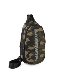 Mochila de camuflaje con acentos negros, una sola correa ajustable y un destacado logotipo "SKECHERS" en gris a lo largo del lateral.