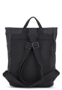 Černý batoh s geometrickým designem z prostupné tkaniny. Obsahuje dvojité uchycení, nastavitelný ramenní popruh a kapsu na zip pro úložný prostor.