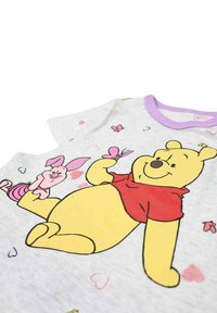 T-shirt en coton gris avec une grande impression colorée d'un ours et d'un lapin, doté d'un col lilas et de motifs dispersés de cœurs et de papillons.