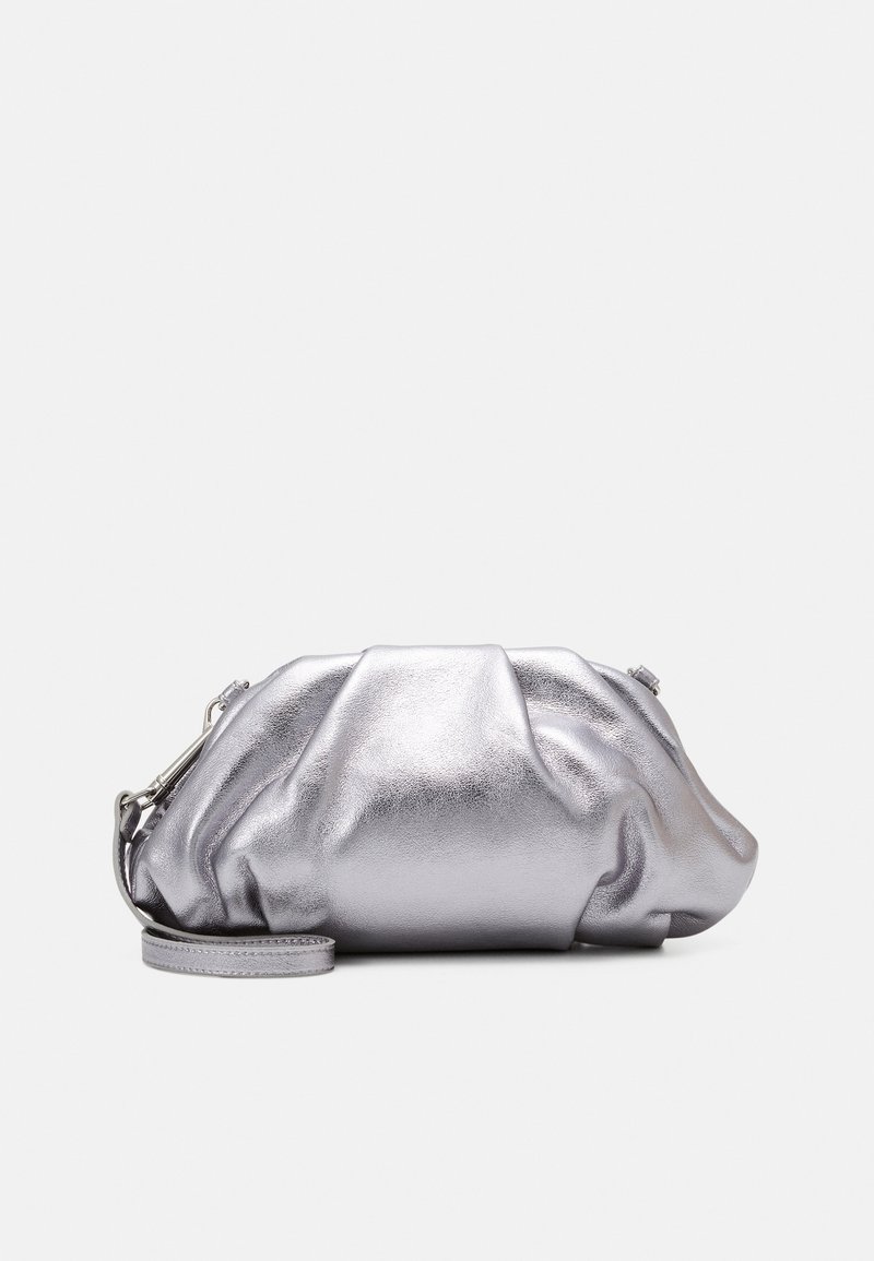 Sølvmetallic clutch taske med en samlet design, aftagelig rem og glat tekstur. Kompakt form med en sikker lukning.