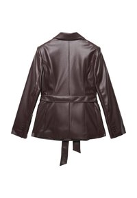 Burgunderfarbene Kunstlederjacke mit Reverskragen, tailliertem Gürtel und langen Ärmeln mit geknöpften Manschetten. Glatte Textur und taillierte Form.