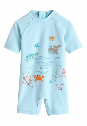 Bañador para bebé de manga corta color azul claro con criaturas marinas bordadas, coral, sol y el texto "la mer" en el frente.