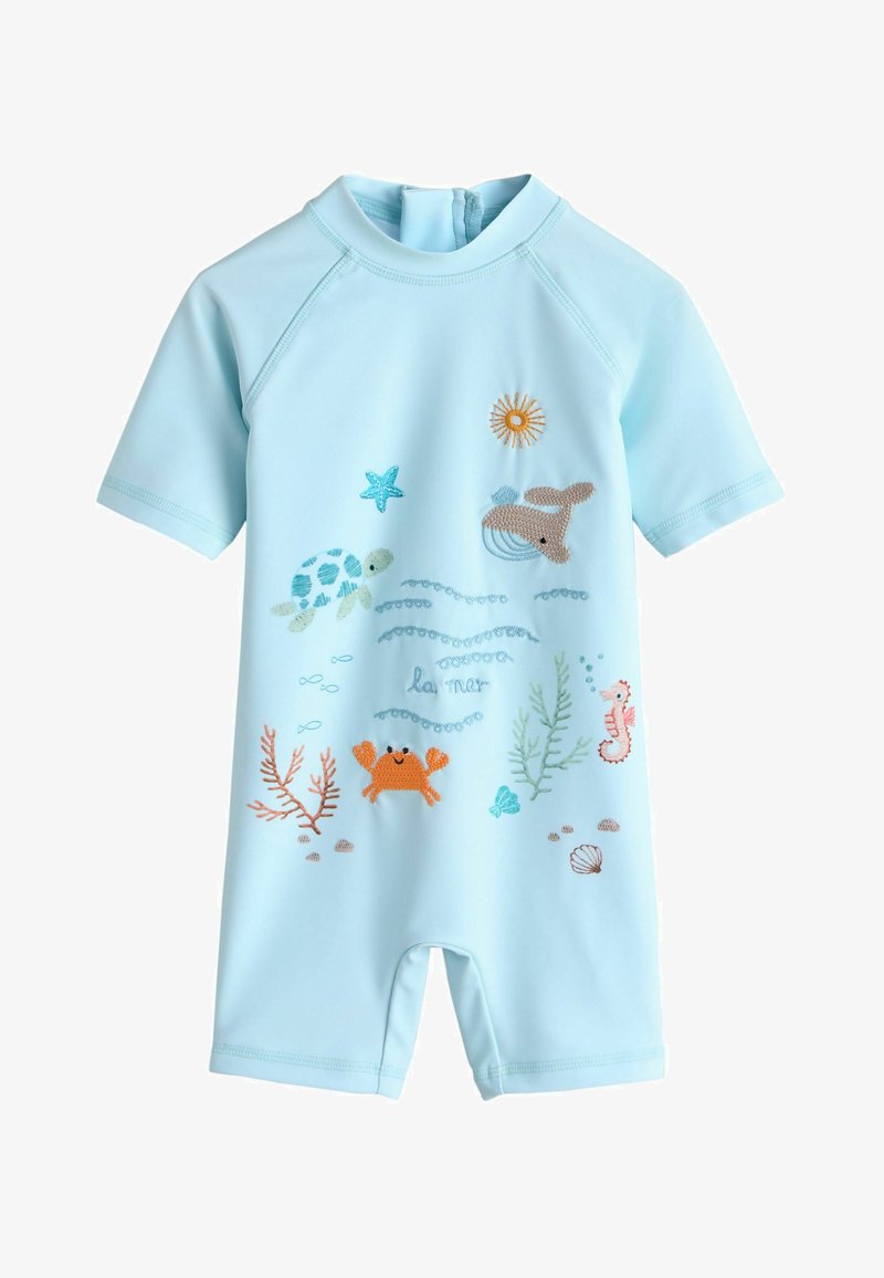 Világoskék rövid ujjú babafürdőruha hímzett tengeri állatokkal, korallal, nappal és "la mer" felirattal az elején.
