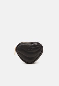 Zwart leren muntenportemonnee in de vorm van een hart met golvende stiksels, heeft gouden hardware en een ritssluiting. Verhoogd logo detail aan de voorkant.