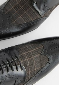Next CHECK BROGUE REGULAR FIT - Business sko - black