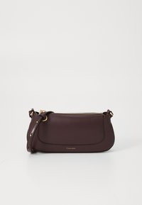 Burgunderfarbene Lederhandtasche von Calvin Klein in runder Form, mit Reißverschluss, verstellbarem Tragegurt und dezentem, geprägtem Logo. Goldfarbene Hardware-Akzente.