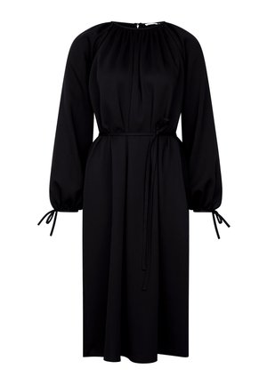 Schwarzes langärmeliges Kleid mit gerafftem Ausschnitt, tailliertem Bindegürtel und Bindedetails an den Bündchen, aus glattem Stoff mit fließender Silhouette.