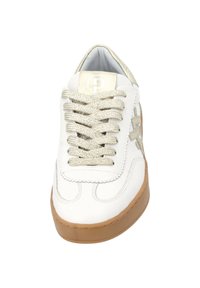 Sneaker bianco in pelle con accenti dorati, lacci texturizzati dorati e suola in gomma naturale. Presenta una punta rotonda e dettagli cuciti.