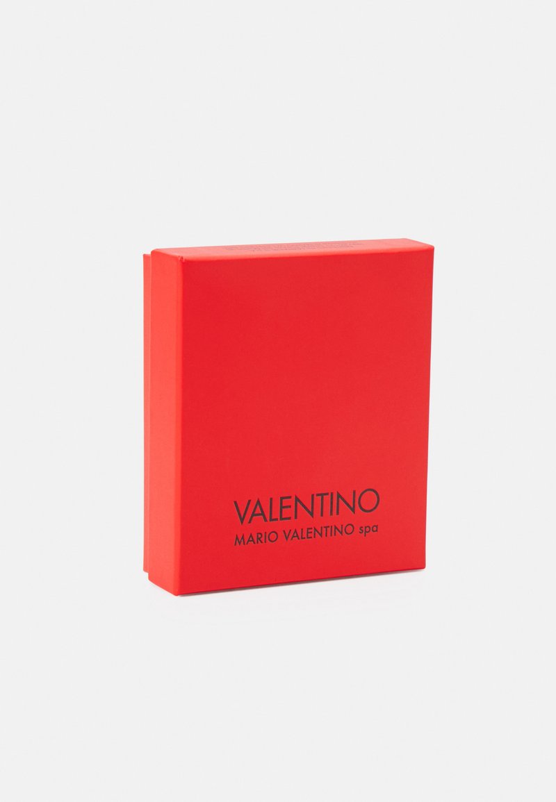 Boîte en carton rouge avec une finition mate, comportant un texte imprimé en noir : "VALENTINO" et "MARIO VALENTINO spa" à l'avant.