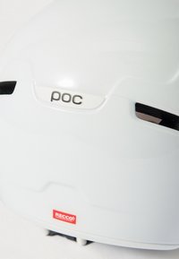 Valge kiiver, millel on sile viimistlus, must ventilatsioon, esiküljel POC logo ja RECCO silt allosas.